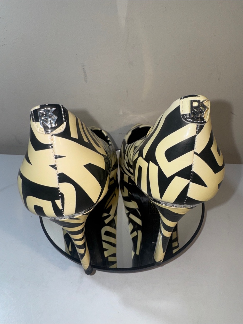 DKNY Lexi Logo Black and Cream Graphic Pointed-Toe Pumps - Size 8 - Picture 10 of 16